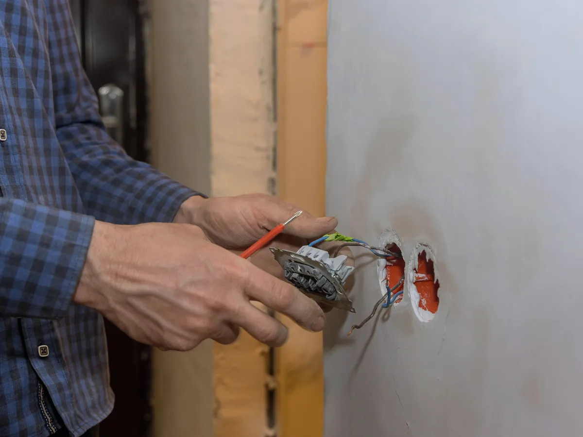 Artisan électricien au travail à Paris